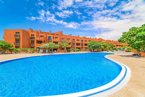 Property building, Day, Pool view, Swimming pool, Swimming pool, Family