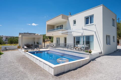 Property building, Patio, Day, Pool view, Swimming pool, sunbed