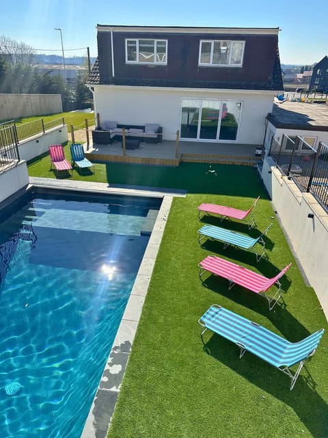 Property building, Patio, Garden, Garden view, Pool view, Swimming pool, Swimming pool, sunbed