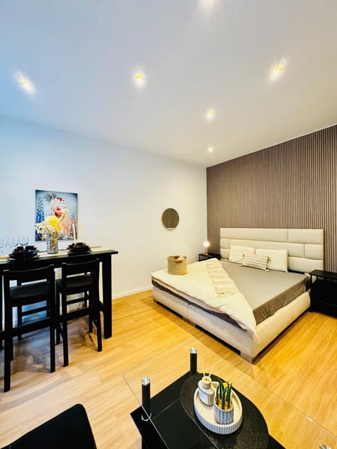 Property building, Bed, Seating area, Dining area, Bedroom