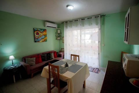 TV and multimedia, Photo of the whole room, Seating area, Dining area, air conditioner