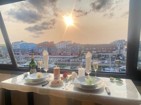 Vue sur la marina-6 pers à Courseulles sur Mer Apartment in Courseulles-sur-Mer