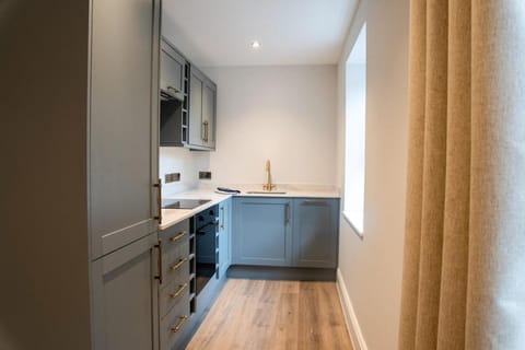 Flat 8-1 BR private parking Apartment in Newport