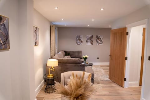 Flat 8-1 BR private parking Apartment in Newport