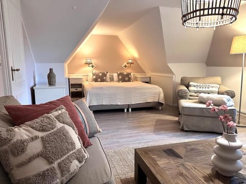 Bed, Living room, Photo of the whole room, Seating area, Bedroom