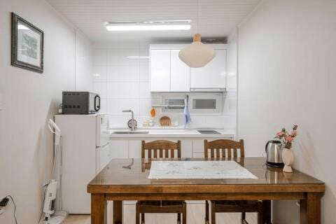 Kitchen or kitchenette, Dining area