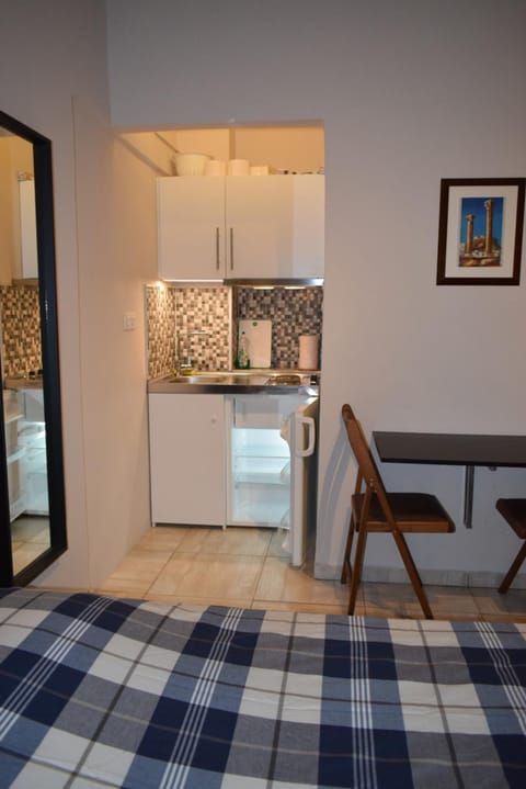 Bed, Kitchen or kitchenette, Photo of the whole room, Seating area, Dining area, Bedroom, stove