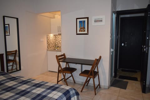 Bed, Photo of the whole room, Seating area, Dining area, Bedroom