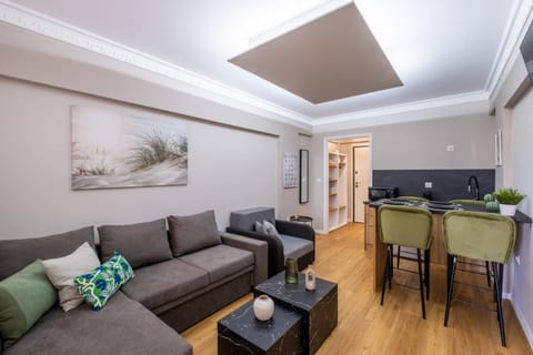 TV and multimedia, Kitchen or kitchenette, Living room, Seating area, Dining area