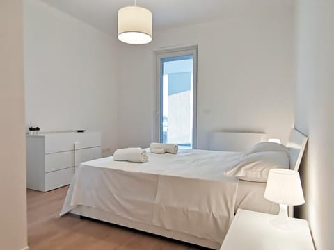 Photo of the whole room, Bedroom, towels