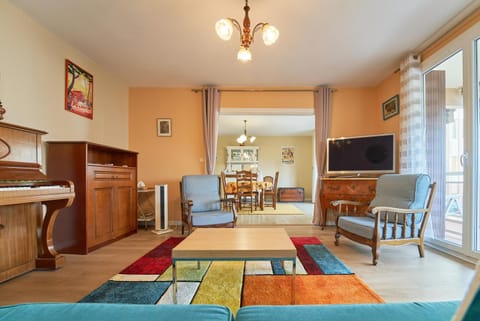 Living room, Seating area