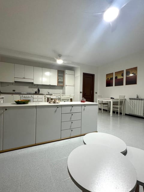 Kitchen or kitchenette, Dining area, stove