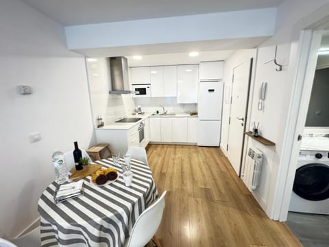 Kitchen or kitchenette, Living room, Seating area, Dining area, Food, Drinks, dishwasher, minibar, oven, pet friendly, stove, washing machine
