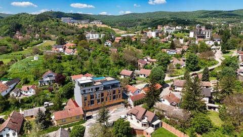Property building, Nearby landmark, Mountain view, Location