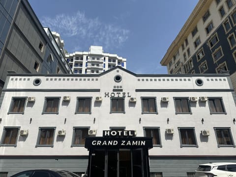 Property building, Facade/entrance, Day, Location