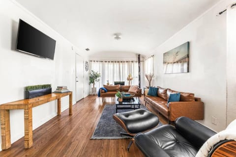 Communal lounge/ TV room, TV and multimedia, Living room, Seating area, Evening entertainment