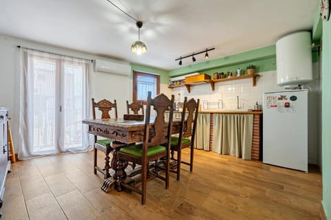Property building, Kitchen or kitchenette, Living room