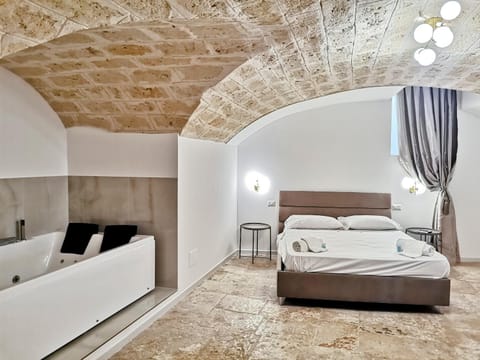 Bed, Hot Tub, Photo of the whole room, Bedroom, towels