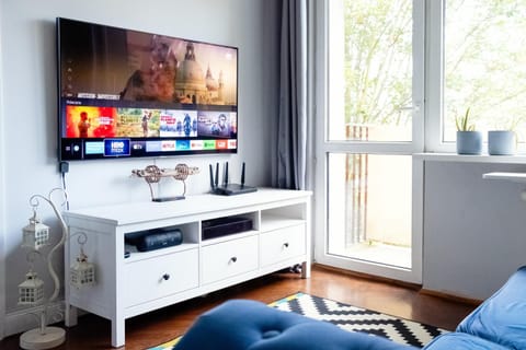 TV and multimedia, Living room, Seating area, Evening entertainment