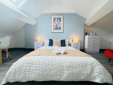 Bed, Photo of the whole room, Bedroom, towels