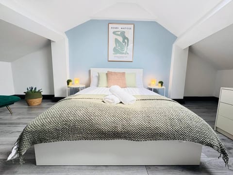 Bed, Photo of the whole room, Bedroom, towels