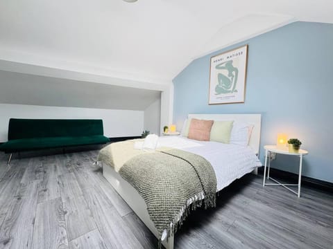 Bed, Photo of the whole room, Bedroom