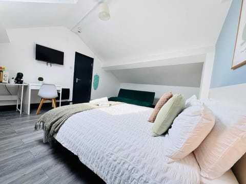 Bed, Photo of the whole room, Bedroom