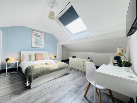 Bed, Photo of the whole room, Bedroom