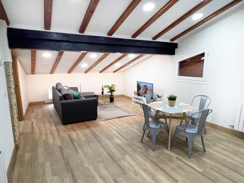 Communal lounge/ TV room, TV and multimedia, Living room, Seating area, Dining area, Evening entertainment