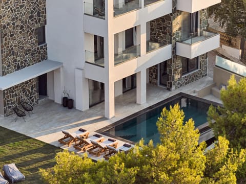 Property building, Natural landscape, View (from property/room), Balcony/Terrace, Pool view, Swimming pool, sunbed