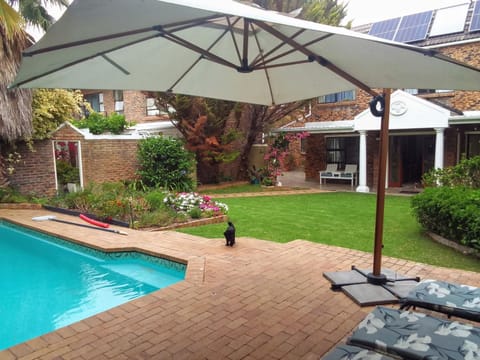 Property building, Garden, Pool view, Swimming pool, sunbed