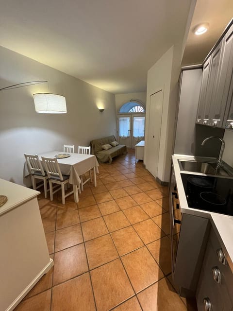 Kitchen or kitchenette, Dining area, oven