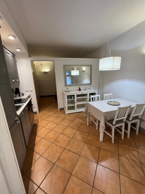 Kitchen or kitchenette, Dining area, oven, stove