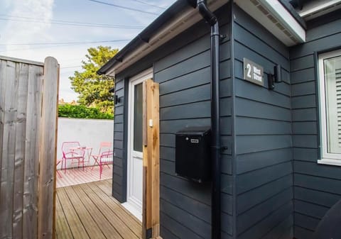 Property building, Patio, Balcony/Terrace