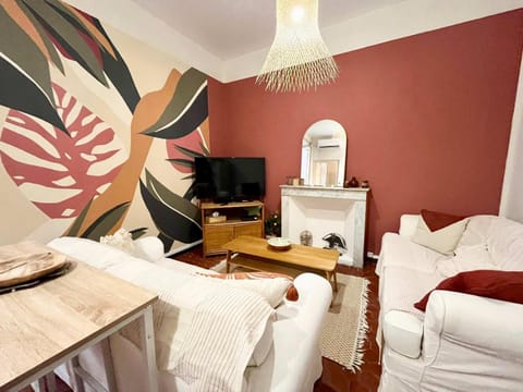 TV and multimedia, Living room, Seating area, air conditioner
