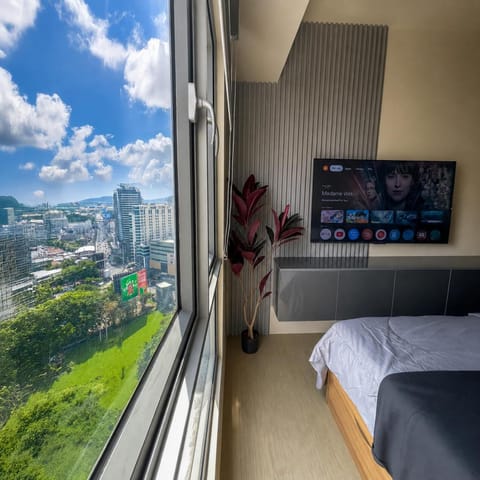 Communal lounge/ TV room, Bed, Natural landscape, TV and multimedia, View (from property/room), Evening entertainment, Bedroom, Mountain view