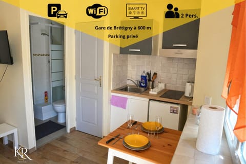 Kitchen or kitchenette, Dining area, stove