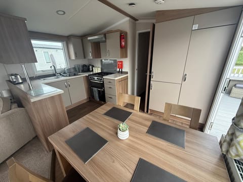 Coffee/tea facilities, Kitchen or kitchenette, Dining area, oven, stove, toaster