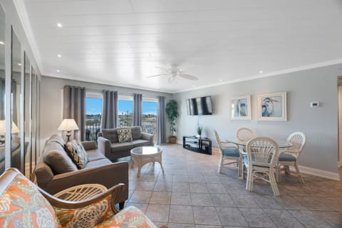 Bright Updated Beachfront Complex 2BR2BA Apartment in Madeira Beach