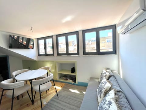 TV and multimedia, Living room, Seating area, Dining area, Evening entertainment, air conditioner