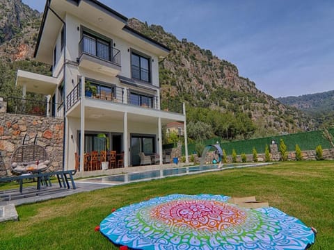 Property building, Patio, Day, Natural landscape, Garden, Mountain view, Swimming pool