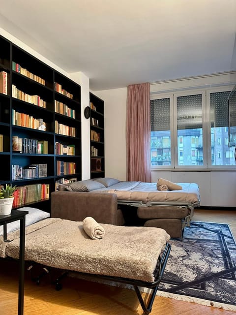 Bed, Library, Living room, Photo of the whole room, Seating area