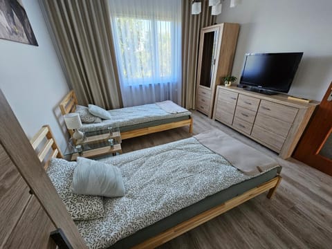 Bed, TV and multimedia, Bedroom