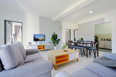 Property building, Communal lounge/ TV room, TV and multimedia, Kitchen or kitchenette, Living room, Seating area, Dining area, Evening entertainment