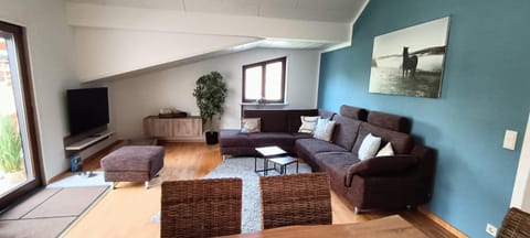 Communal lounge/ TV room, TV and multimedia, Living room, Seating area, Evening entertainment