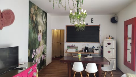 Coffee/tea facilities, Kitchen or kitchenette, Dining area