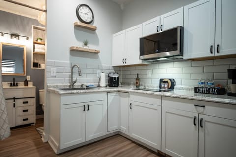 Coffee/tea facilities, Kitchen or kitchenette, oven, stove