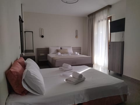 Bed, TV and multimedia, Living room, Photo of the whole room, Seating area, Bedroom, towels