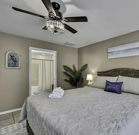 Bed, TV and multimedia, Photo of the whole room, Bedroom, towels, air conditioner