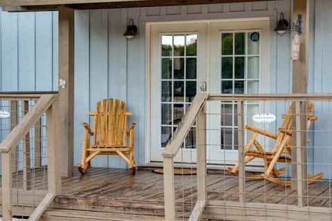 Hollmig Cabin - Private Hot Tub Cabin in Fredericksburg